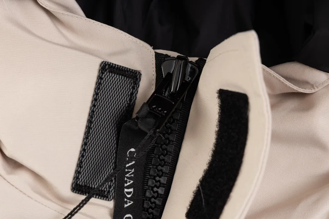 P820 (Top wolf fur version delivery handbag) Canada Goose Canada Goose #Expedition expedition parka classic down jacket ➖ Imported 21-count polyester-cotton blended original fabric [last year’s 16-count/18-count hard fabrics have been completely eliminated, this year all use 21-count genuine synchronous fabrics, the soft mid-band feels delicate and textured], genuine synchronous Feather-Light 10D waterproof coated fabric, made of 84.5% polyester fiber and 15.5% cotton, 100% the best feel in the entire network! ➖ The genuine official website uses the national standard 80 white duck down, and will never be misled by false claims such as 90 down or goose down! ➖ Using the best nylon lining with double double-layer sealing design, velvet-proof No. 7 needle + grid-filled down ready-made garments, there is 100% no so-called velvet running! ➖ The cuffs are designed with thickened seamless threads, and the collar and pockets are lined with top-quality polar fleece to keep you warm and comfortable! ➖ Yoshida YKK provides original custom-made electroplated sliders. YKK two-way lockable zippers are tight and smooth and will not peel off paint! ➖ 3M composite guarantees that the Velcro is the same as the original, durable, and all accessories and hardware are custom-made! ➖ The imported Behringer embroidery machine customizes the 10,000-needle embroidery logo, and 98% of the replicas restore the original logo. ➖ ​​The fur collars are all made of large pieces of Western Canadian blue wolf leather, ensuring that each fur collar is 13-15cm wide!
